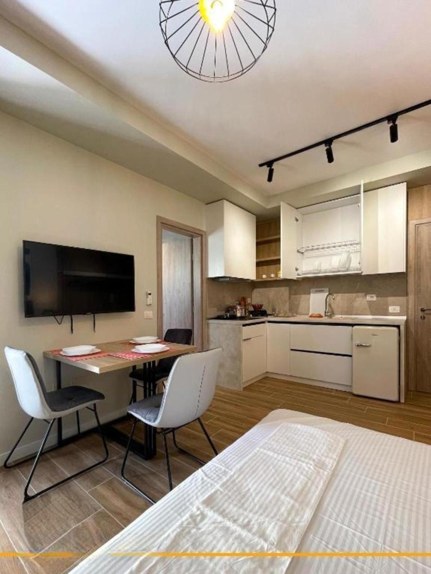 Flori Apartments Sarandë Esterno foto